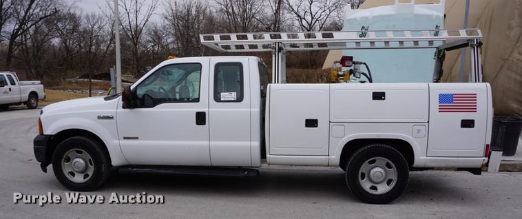 image for item DB0376 2006 Ford F350 Super Duty SuperCab utility bed pickup truck