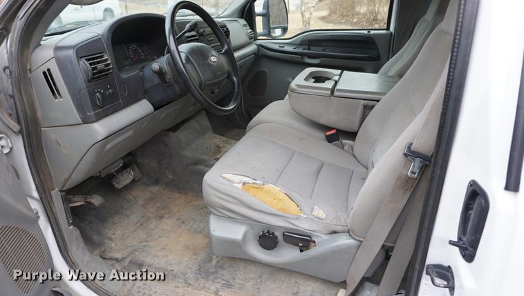 image for item DB0376 2006 Ford F350 Super Duty SuperCab utility bed pickup truck