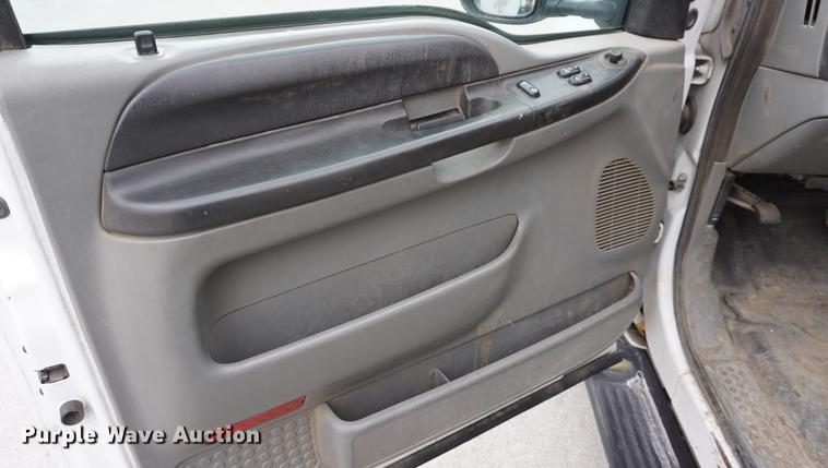 image for item DB0376 2006 Ford F350 Super Duty SuperCab utility bed pickup truck