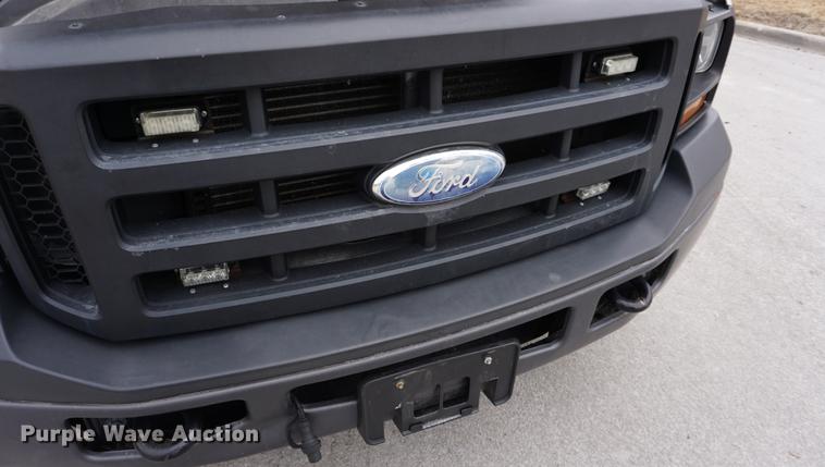 image for item DB0376 2006 Ford F350 Super Duty SuperCab utility bed pickup truck
