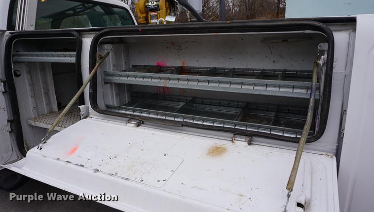 image for item DB0376 2006 Ford F350 Super Duty SuperCab utility bed pickup truck