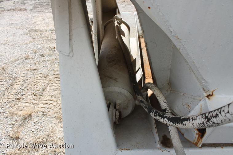 image for item DB5104 1982 Fruehauf DES-M2-M20/32 bottom dump trailer