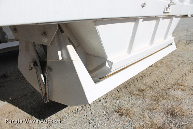 image for item DB5104 1982 Fruehauf DES-M2-M20/32 bottom dump trailer
