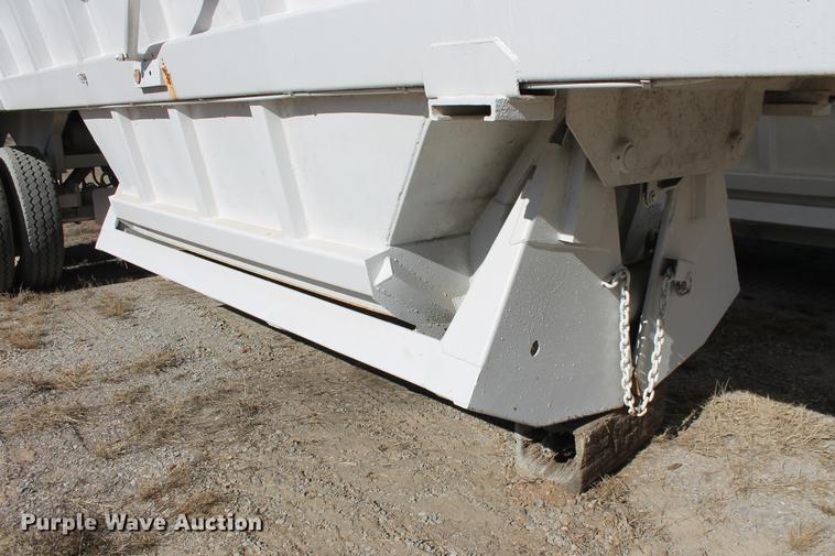 image for item DB5104 1982 Fruehauf DES-M2-M20/32 bottom dump trailer
