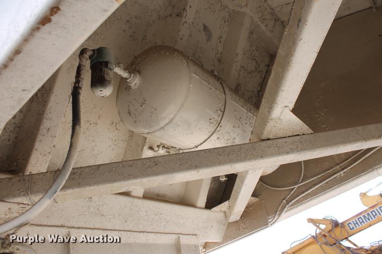 image for item DB5104 1982 Fruehauf DES-M2-M20/32 bottom dump trailer