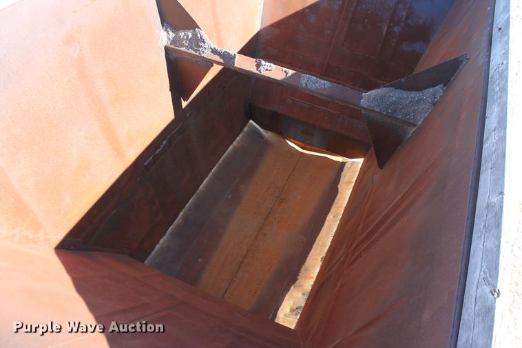 image for item DB5104 1982 Fruehauf DES-M2-M20/32 bottom dump trailer