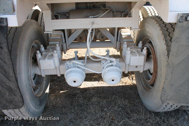 image for item DB5104 1982 Fruehauf DES-M2-M20/32 bottom dump trailer