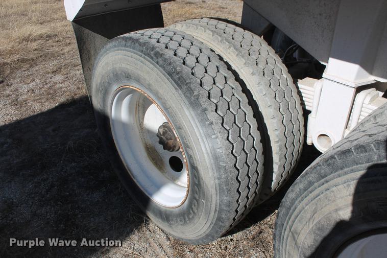 image for item DB5104 1982 Fruehauf DES-M2-M20/32 bottom dump trailer