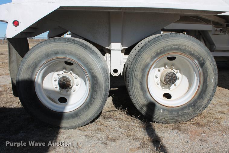image for item DB5104 1982 Fruehauf DES-M2-M20/32 bottom dump trailer