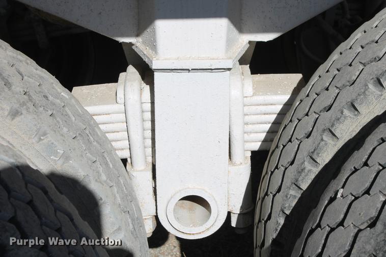 image for item DB5104 1982 Fruehauf DES-M2-M20/32 bottom dump trailer
