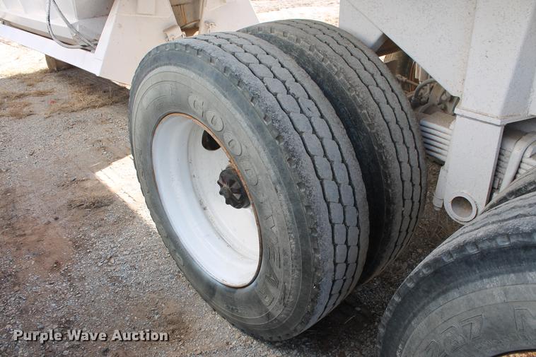 image for item DB5104 1982 Fruehauf DES-M2-M20/32 bottom dump trailer