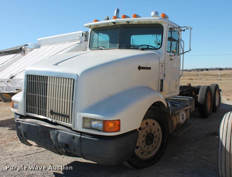 image for item DB5106 1994 International 9400 semi truck