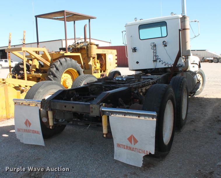 image for item DB5106 1994 International 9400 semi truck