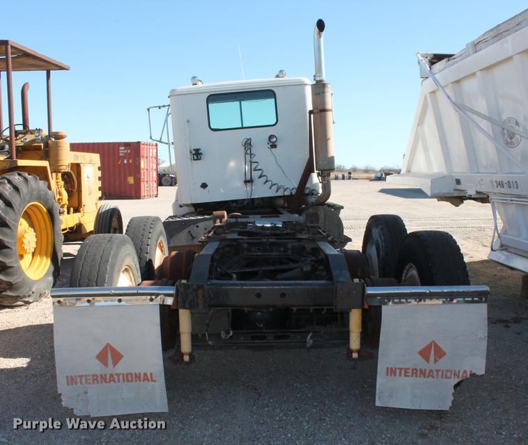 image for item DB5106 1994 International 9400 semi truck