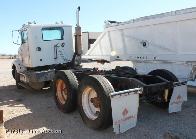 image for item DB5106 1994 International 9400 semi truck