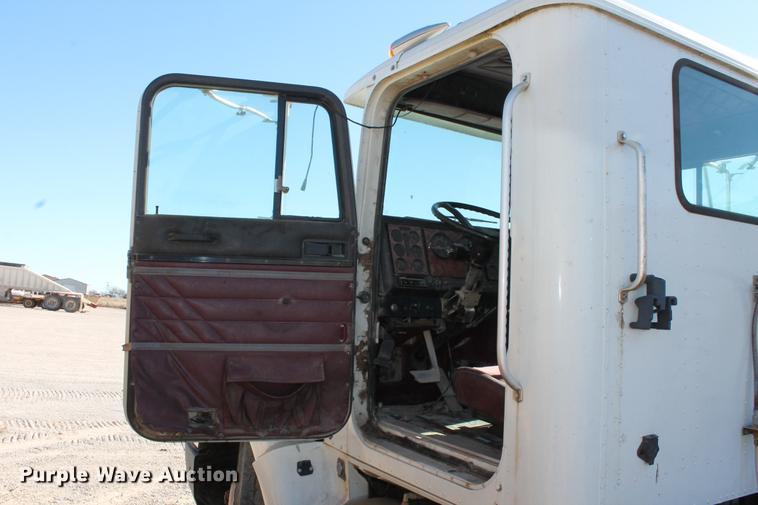 image for item DB5106 1994 International 9400 semi truck