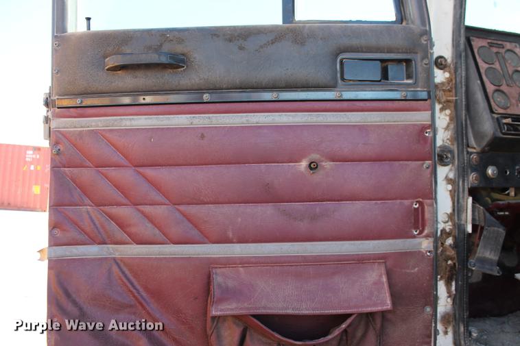 image for item DB5106 1994 International 9400 semi truck