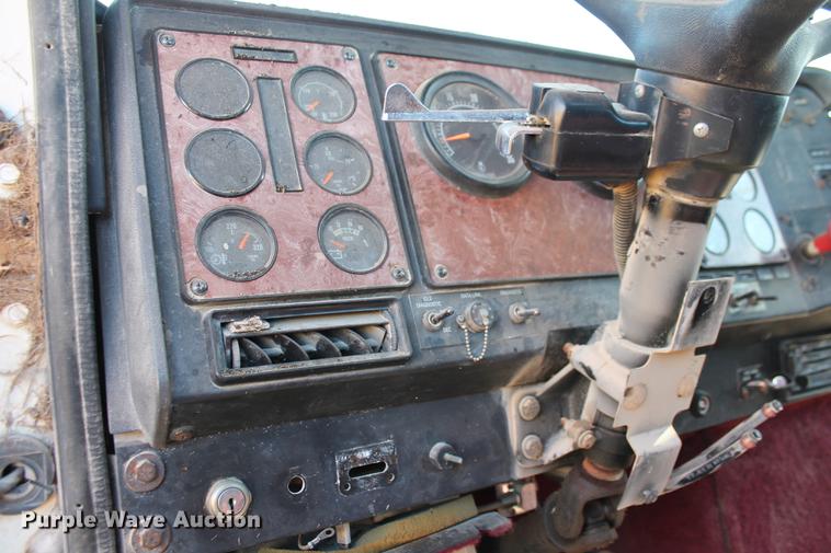 image for item DB5106 1994 International 9400 semi truck