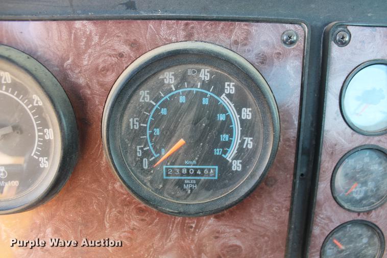 image for item DB5106 1994 International 9400 semi truck