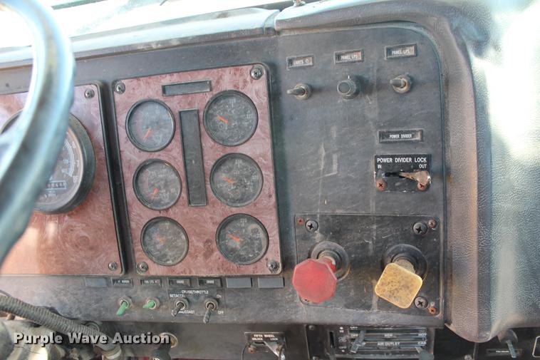 image for item DB5106 1994 International 9400 semi truck