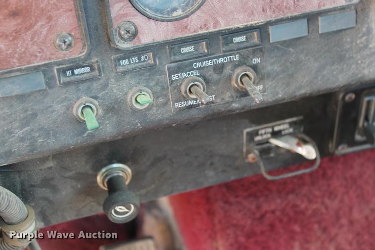 image for item DB5106 1994 International 9400 semi truck