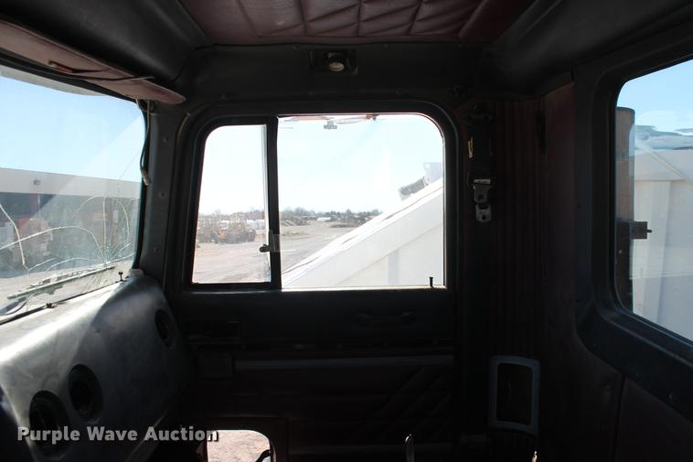 image for item DB5106 1994 International 9400 semi truck