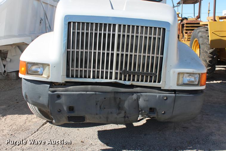 image for item DB5106 1994 International 9400 semi truck
