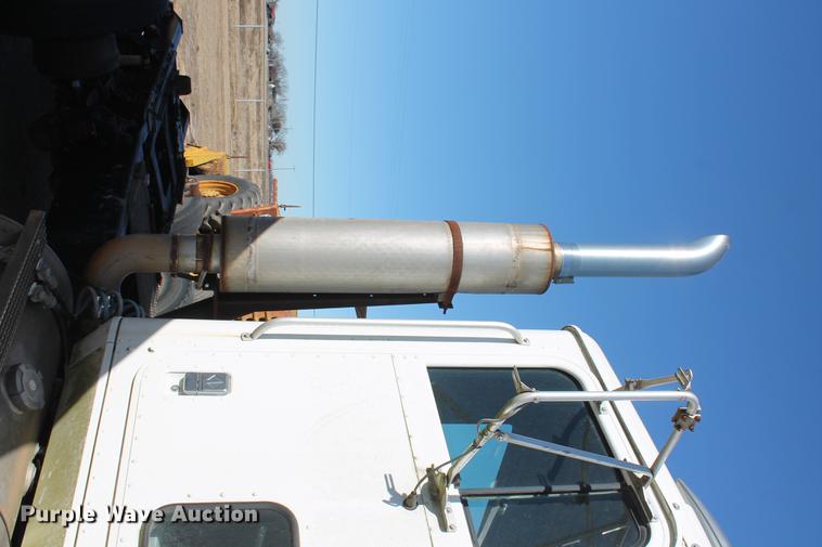 image for item DB5106 1994 International 9400 semi truck