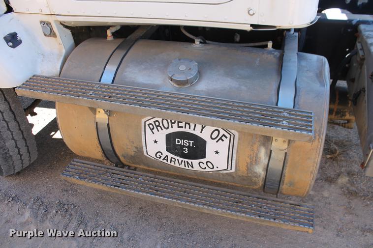 image for item DB5106 1994 International 9400 semi truck