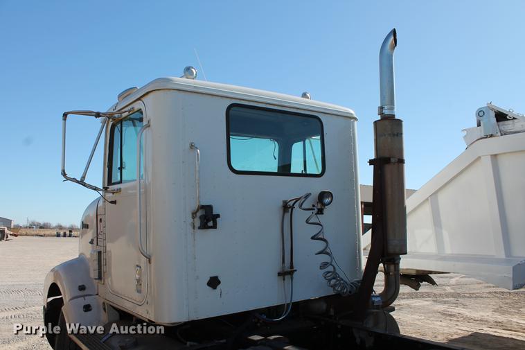 image for item DB5106 1994 International 9400 semi truck