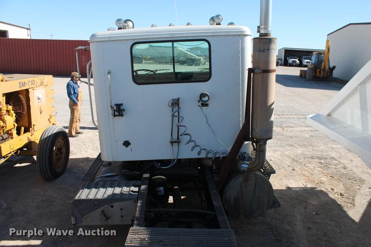 image for item DB5106 1994 International 9400 semi truck