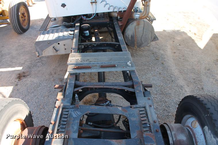 image for item DB5106 1994 International 9400 semi truck