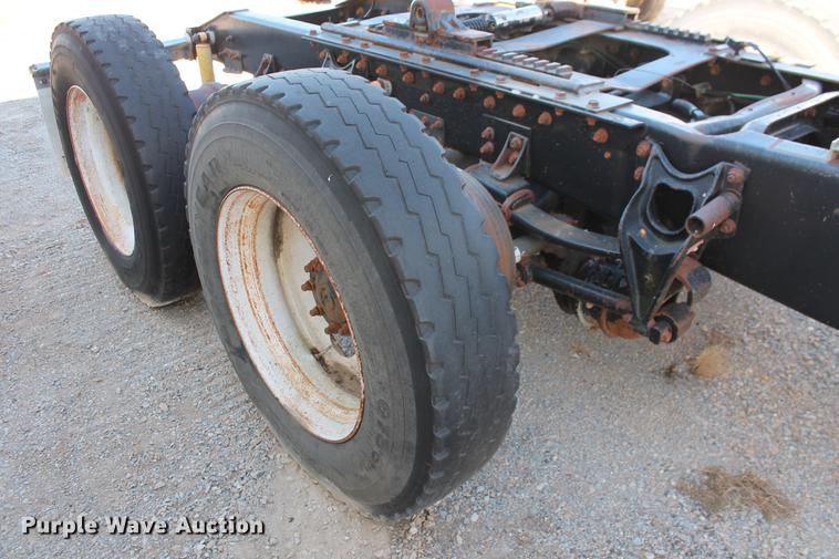 image for item DB5106 1994 International 9400 semi truck