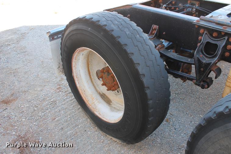 image for item DB5106 1994 International 9400 semi truck