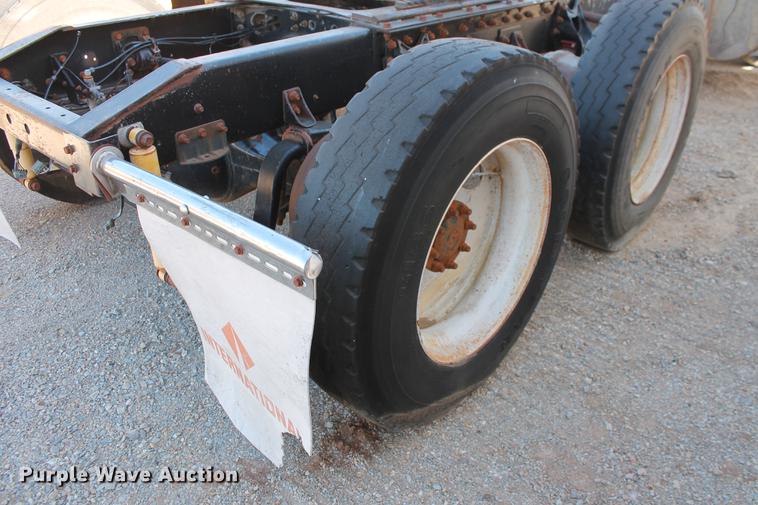 image for item DB5106 1994 International 9400 semi truck