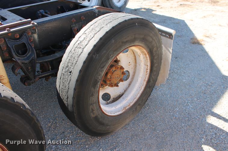 image for item DB5106 1994 International 9400 semi truck