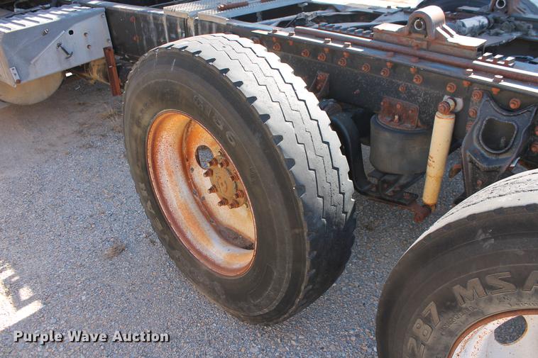 image for item DB5106 1994 International 9400 semi truck