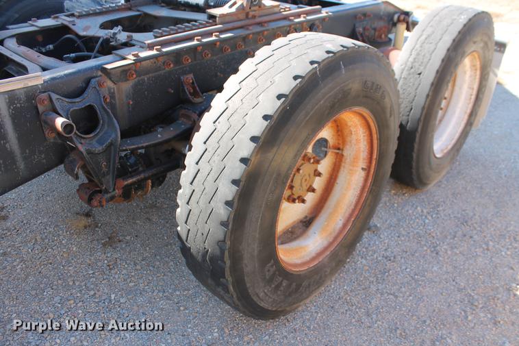 image for item DB5106 1994 International 9400 semi truck