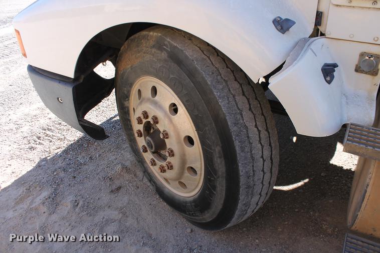 image for item DB5106 1994 International 9400 semi truck