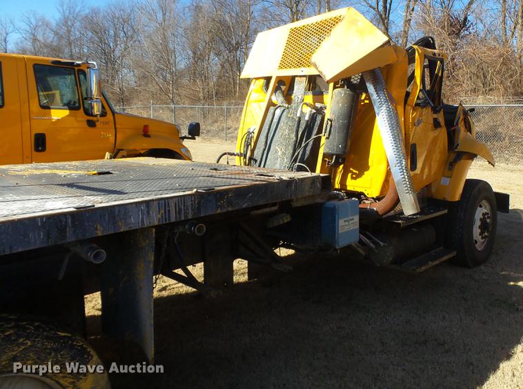 image for item DB7292 2011 International WorkStar 7500 paint striper truck