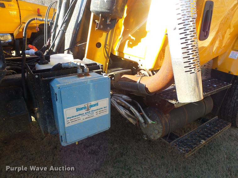 image for item DB7292 2011 International WorkStar 7500 paint striper truck