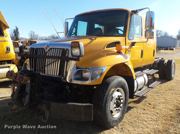 image for item DB7293 2005 International 7400 cab and chassis