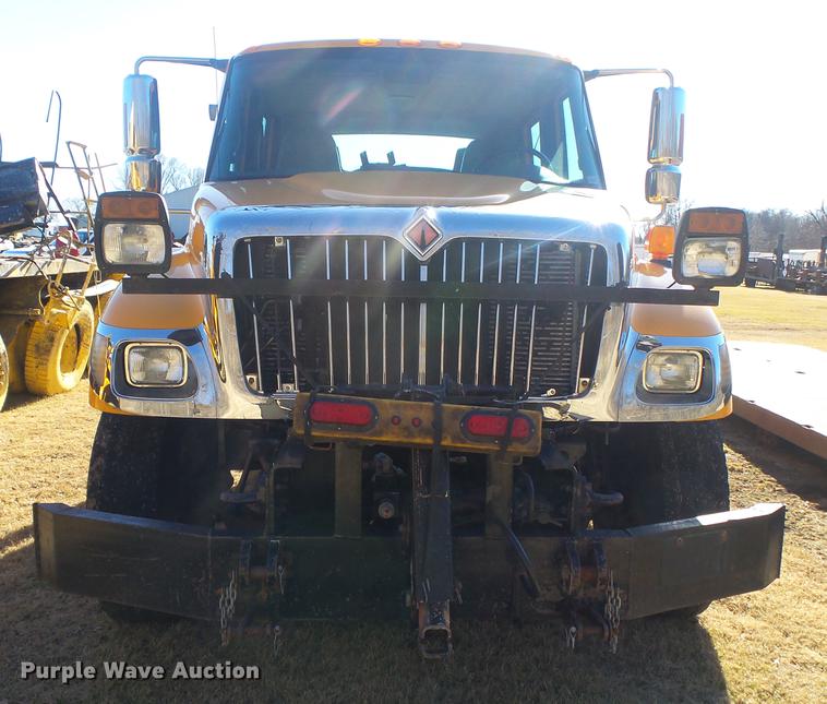 image for item DB7293 2005 International 7400 cab and chassis