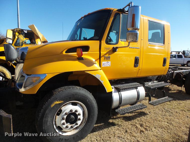 image for item DB7293 2005 International 7400 cab and chassis