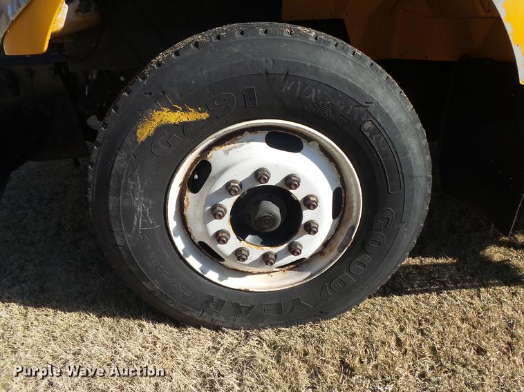 image for item DB7293 2005 International 7400 cab and chassis