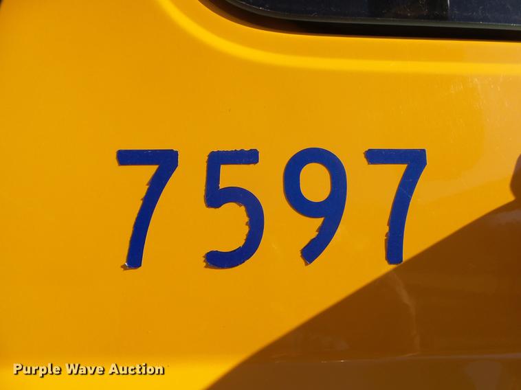 image for item DB7293 2005 International 7400 cab and chassis