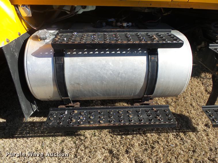 image for item DB7293 2005 International 7400 cab and chassis