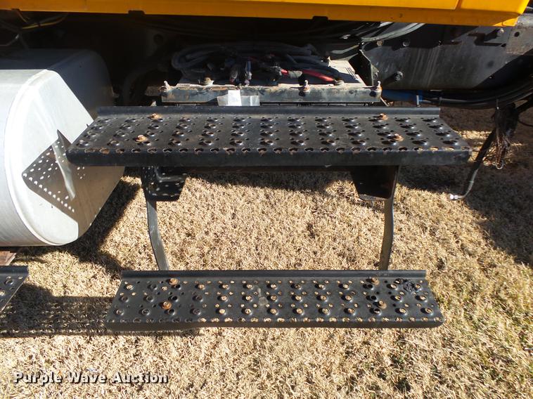 image for item DB7293 2005 International 7400 cab and chassis