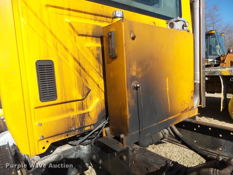 image for item DB7293 2005 International 7400 cab and chassis