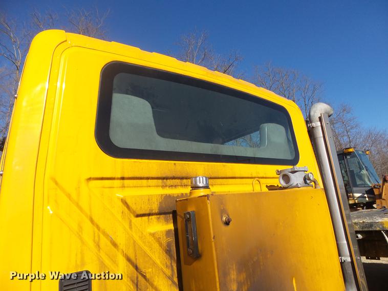 image for item DB7293 2005 International 7400 cab and chassis